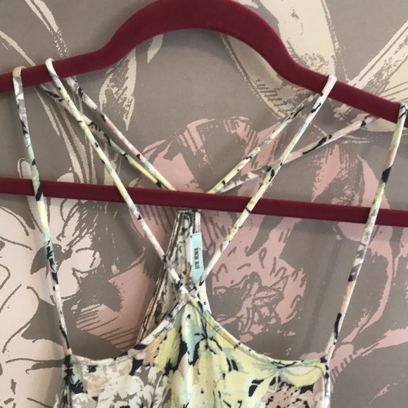 {Kimchi Blue} Asymmetrical Floral Tank Medium - Picture 3 of 7